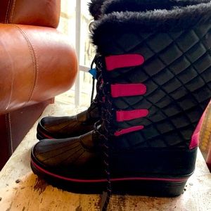 New with tags women’s size 6 XS, snow boot. Waterproof, warm. Never worn